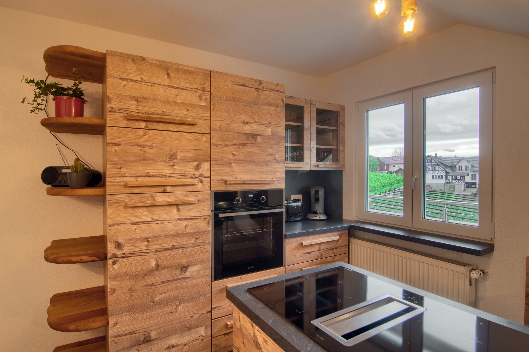 Ferienwohnung Vogesenblick in Durbach Blick in die Küche, rustikales Holz modern umgesetzt