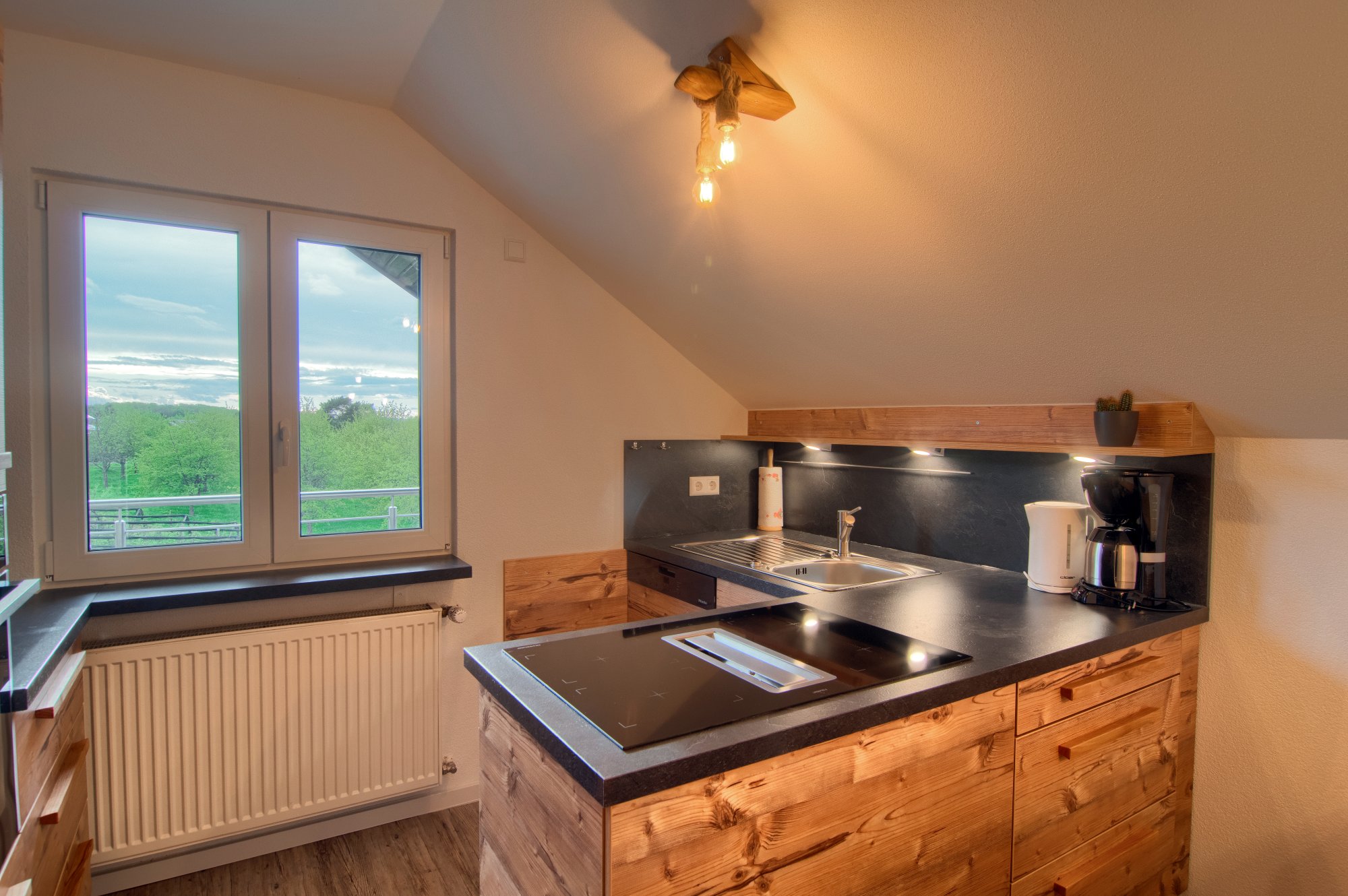 Ferienwohnung Vogesenblick in Durbach Blick 2 in die Küche, rustikales Holz modern umgesetzt
