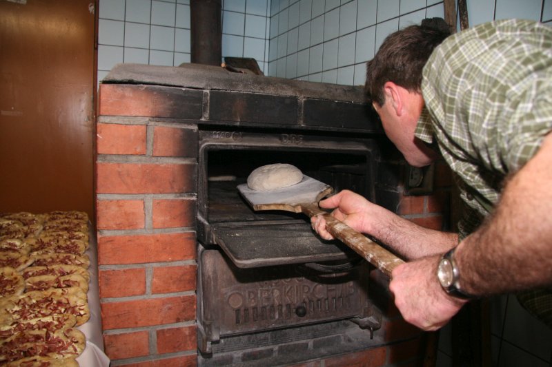 Brot backen imgenen Holzofen. ei