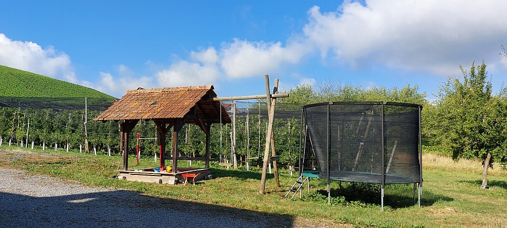 Spielplatz am Haus. Beschäftigung für die Kinder.