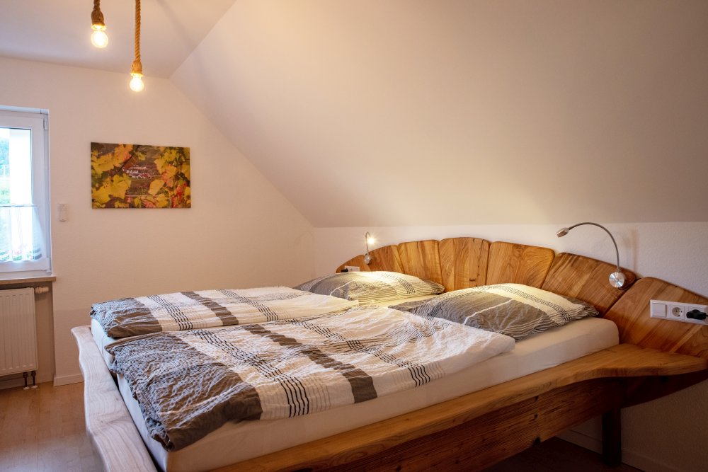 Gemütlich rustikal / modernes Bett in der Ferienwwohnung Weinbergblick in Durbach.